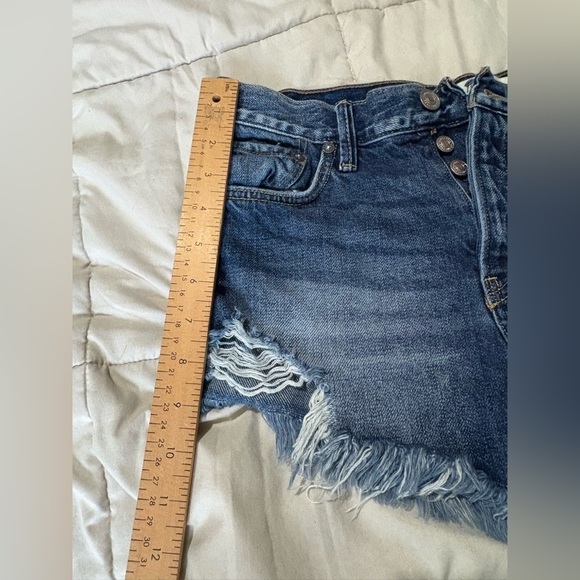 Free People we the free size 26 mid wash denim jean shorts distressed - Picture 4 of 11